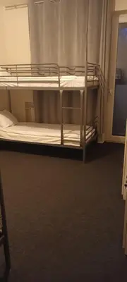 Łóżko lub łóżka w pokoju w obiekcie Hostel WILA AIRPORT