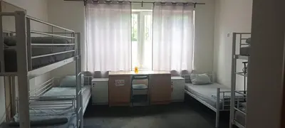 Łóżko lub łóżka w pokoju w obiekcie Hostel WILA AIRPORT