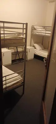 Łóżko lub łóżka w pokoju w obiekcie Hostel WILA AIRPORT