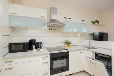 Kuchnia lub aneks kuchenny w obiekcie Cozy Apartment with Terrace Room near Warszawa Zachodnia by Noclegi Renters