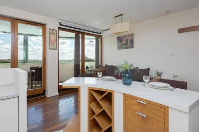 Część wypoczynkowa w obiekcie Cozy Apartment with Terrace Room near Warszawa Zachodnia by Noclegi Renters