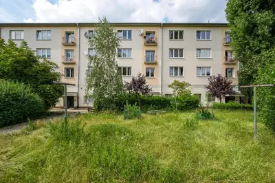Ogród w obiekcie Metro Racławicka Loft Apartment by BookingHost