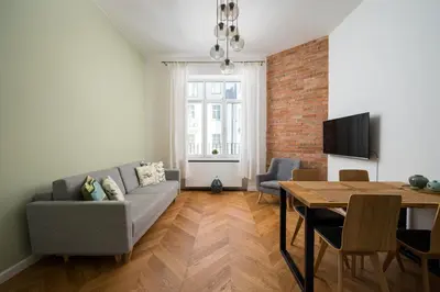 Telewizja i/lub zestaw kina domowego w obiekcie Wilcza City Centre Deluxe Apartment by BookingHost