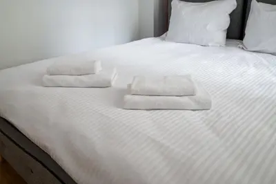 Łóżko lub łóżka w pokoju w obiekcie Wilcza City Centre Deluxe Apartment by BookingHost