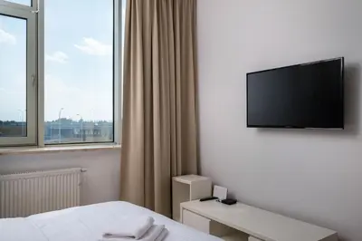 Telewizja i/lub zestaw kina domowego w obiekcie Varsovia Jerozolimskie Studio 232 by BookingHost