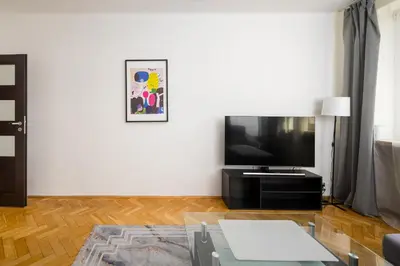 Telewizja i/lub zestaw kina domowego w obiekcie Ogrodowa Pleasant Apartment by BookingHost