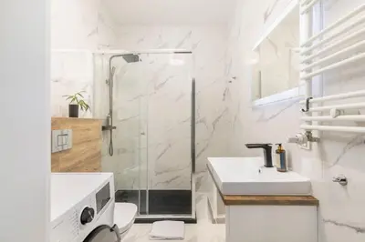 Łazienka w obiekcie Prestigious & Classy Apartment Next To The Metro Station by Noclegi Renters