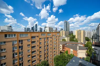 Widok na miasto Warszawa z tego apartamentu