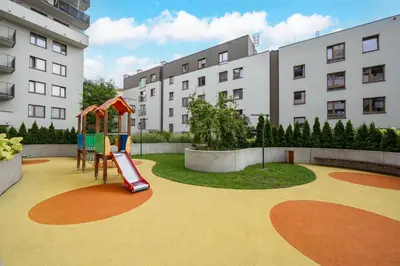 Plac zabaw dla dzieci w obiekcie Metro Bemowo Apartment with Garden by BookingHost