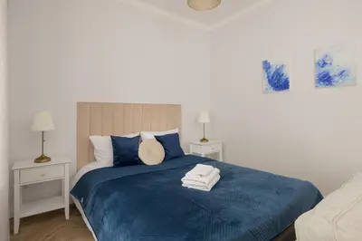 Łóżko lub łóżka w pokoju w obiekcie Chmielna Green Apartment by BookingHost