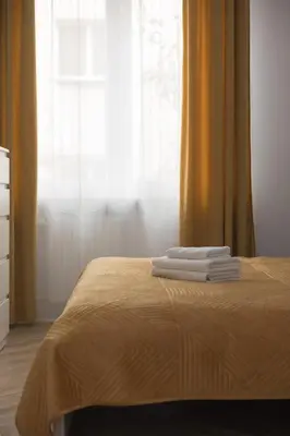 Łóżko lub łóżka w pokoju w obiekcie Chmielna Green Apartment by BookingHost