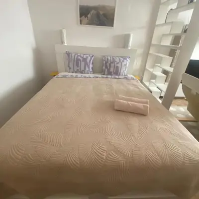 Łóżko lub łóżka w pokoju w obiekcie Przytulny apartament w centrum Warszawy