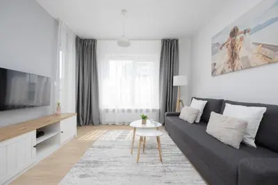 Telewizja i/lub zestaw kina domowego w obiekcie Metro Targówek One Bedroom Apartment for 4 with Furnished Balcony by Noclegi Renters
