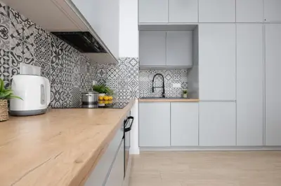 Kuchnia lub aneks kuchenny w obiekcie Metro Targówek One Bedroom Apartment for 4 with Furnished Balcony by Noclegi Renters