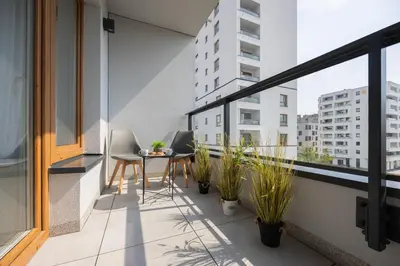 Balkon lub taras w obiekcie Metro Targówek One Bedroom Apartment for 4 with Furnished Balcony by Noclegi Renters