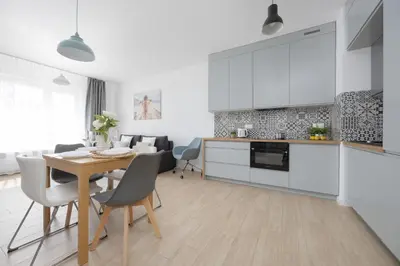 Kuchnia lub aneks kuchenny w obiekcie Metro Targówek One Bedroom Apartment for 4 with Furnished Balcony by Noclegi Renters