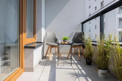 Balkon lub taras w obiekcie Metro Targówek One Bedroom Apartment for 4 with Furnished Balcony by Noclegi Renters