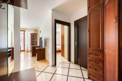 Telewizja i/lub zestaw kina domowego w obiekcie Las Bródnowski Comfort Apartment by BookingHost