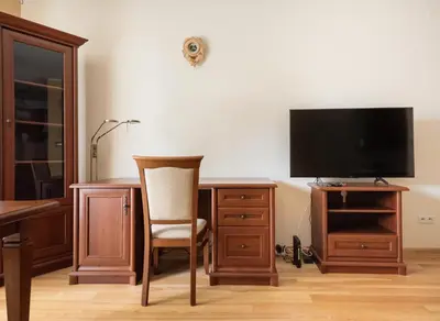 Telewizja i/lub zestaw kina domowego w obiekcie Las Bródnowski Comfort Apartment by BookingHost