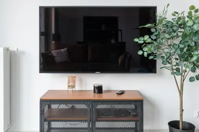 Telewizja i/lub zestaw kina domowego w obiekcie Browary Warszawskie Industrial Studio by BookingHost