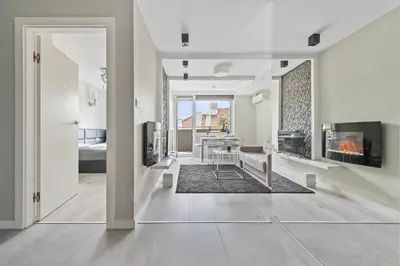 Telewizja i/lub zestaw kina domowego w obiekcie RentPlanet - Apartament Mokotowska