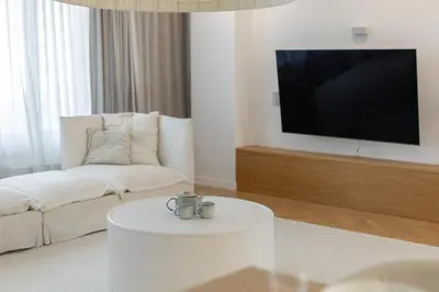 Telewizja i/lub zestaw kina domowego w obiekcie The Atelier - Luxurious 230m2 Apartment in Warsaw