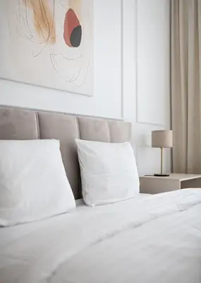 Łóżko lub łóżka w pokoju w obiekcie RentPlanet - Apartamenty Grzybowska