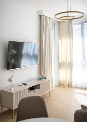Telewizja i/lub zestaw kina domowego w obiekcie RentPlanet - Apartamenty Grzybowska
