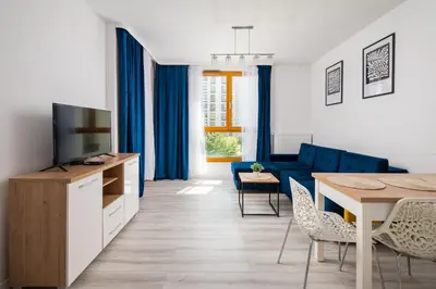 Telewizja i/lub zestaw kina domowego w obiekcie Wola Pleasant Apartment by BookingHost