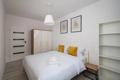 Łóżko lub łóżka w pokoju w obiekcie Wola Pleasant Apartment by BookingHost