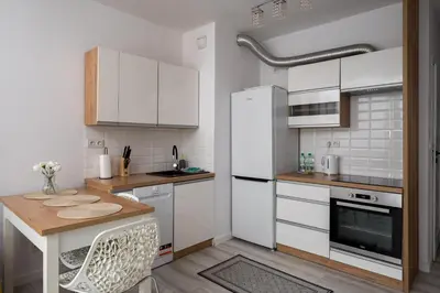 Kuchnia lub aneks kuchenny w obiekcie Wola Pleasant Apartment by BookingHost