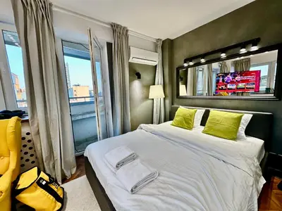 Łóżko lub łóżka w pokoju w obiekcie SILVER AirCondition WiFi 1Gbs 85'TV Netflix