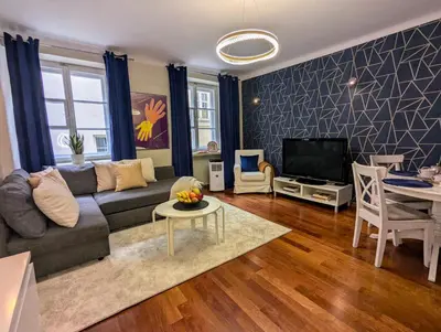 Telewizja i/lub zestaw kina domowego w obiekcie Bella Luna Luxury Suites - Spacious 1BR in Old Town