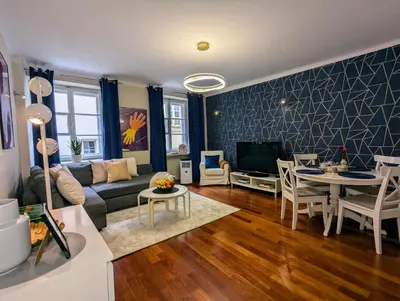 Telewizja i/lub zestaw kina domowego w obiekcie Bella Luna Luxury Suites - Spacious 1BR in Old Town