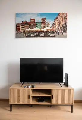 Telewizja i/lub zestaw kina domowego w obiekcie Bemowo Narwik Stylish Apartment by BookingHost