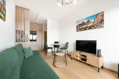Telewizja i/lub zestaw kina domowego w obiekcie Bemowo Narwik Stylish Apartment by BookingHost