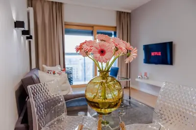 Telewizja i/lub zestaw kina domowego w obiekcie MENNICA RESIDENCE PATRONUS Apartments