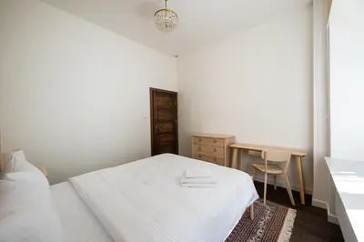 Łóżko lub łóżka w pokoju w obiekcie Hoża City Centre Apartment by BookingHost