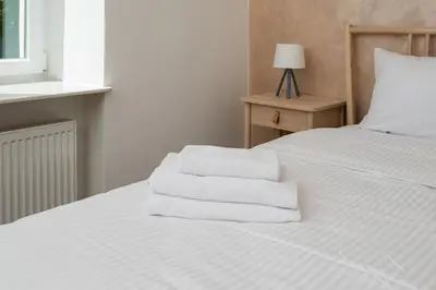 Łóżko lub łóżka w pokoju w obiekcie Hoża City Centre Apartment by BookingHost