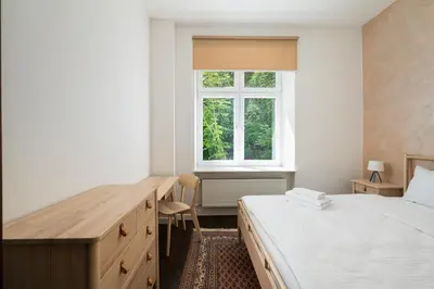 Łóżko lub łóżka w pokoju w obiekcie Hoża City Centre Apartment by BookingHost