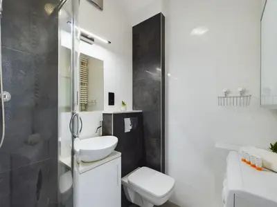 Łazienka w obiekcie Beautiful Studio Perfect for Remote Work by Noclegi Renters