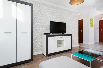 Telewizja i/lub zestaw kina domowego w obiekcie Modern Pereca Apartment close to Metro Rondo ONZ by Noclegi Renters