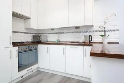 Kuchnia lub aneks kuchenny w obiekcie Modern Pereca Apartment close to Metro Rondo ONZ by Noclegi Renters