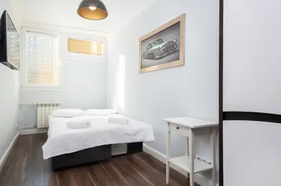 Łóżko lub łóżka w pokoju w obiekcie Modern Pereca Apartment close to Metro Rondo ONZ by Noclegi Renters