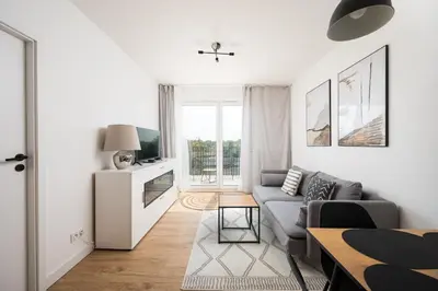 Telewizja i/lub zestaw kina domowego w obiekcie Sage Green Stylish Apartment by BookingHost
