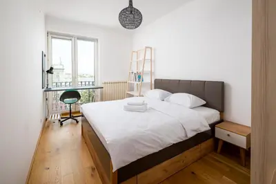 Łóżko lub łóżka w pokoju w obiekcie Plac Konstytucji Deluxe Apartment by BookingHost