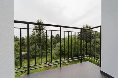 Balkon lub taras w obiekcie Komitetu Obrony Robotników 46 by Homeprime