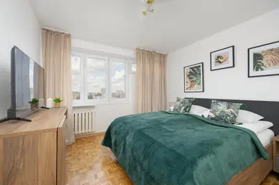 Telewizja i/lub zestaw kina domowego w obiekcie Ludna Apartment Overlooking the Center by the Vistula River Warsaw by Noclegi Renters