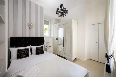 Łóżko lub łóżka w pokoju w obiekcie Wilcza City Centre Chic Apartment by BookingHost
