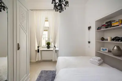 Łóżko lub łóżka w pokoju w obiekcie Wilcza City Centre Chic Apartment by BookingHost